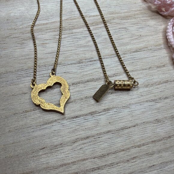 1928 Gold Tone Heart Pendant Necklace Signed - Picture 5 of 6
